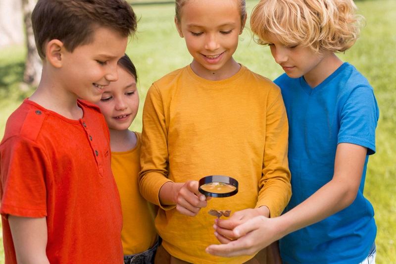 Cum crestem curajul social la copii: sfaturi pentru parinti care vor un copil mai increzator